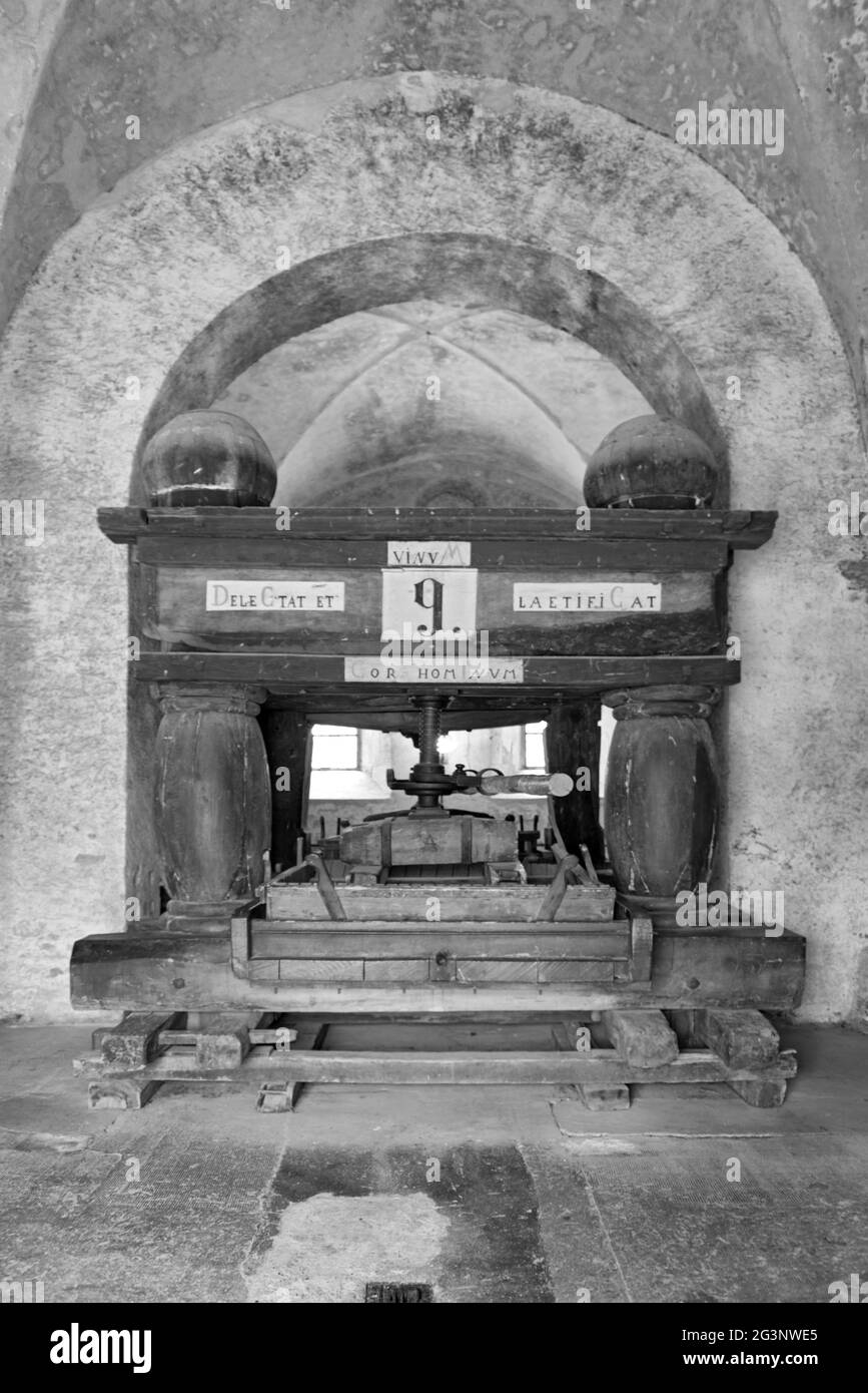 Ancienne presse à raisins dans le monastère d'eberbach près d'eltville allemagne en noir et blanc Banque D'Images