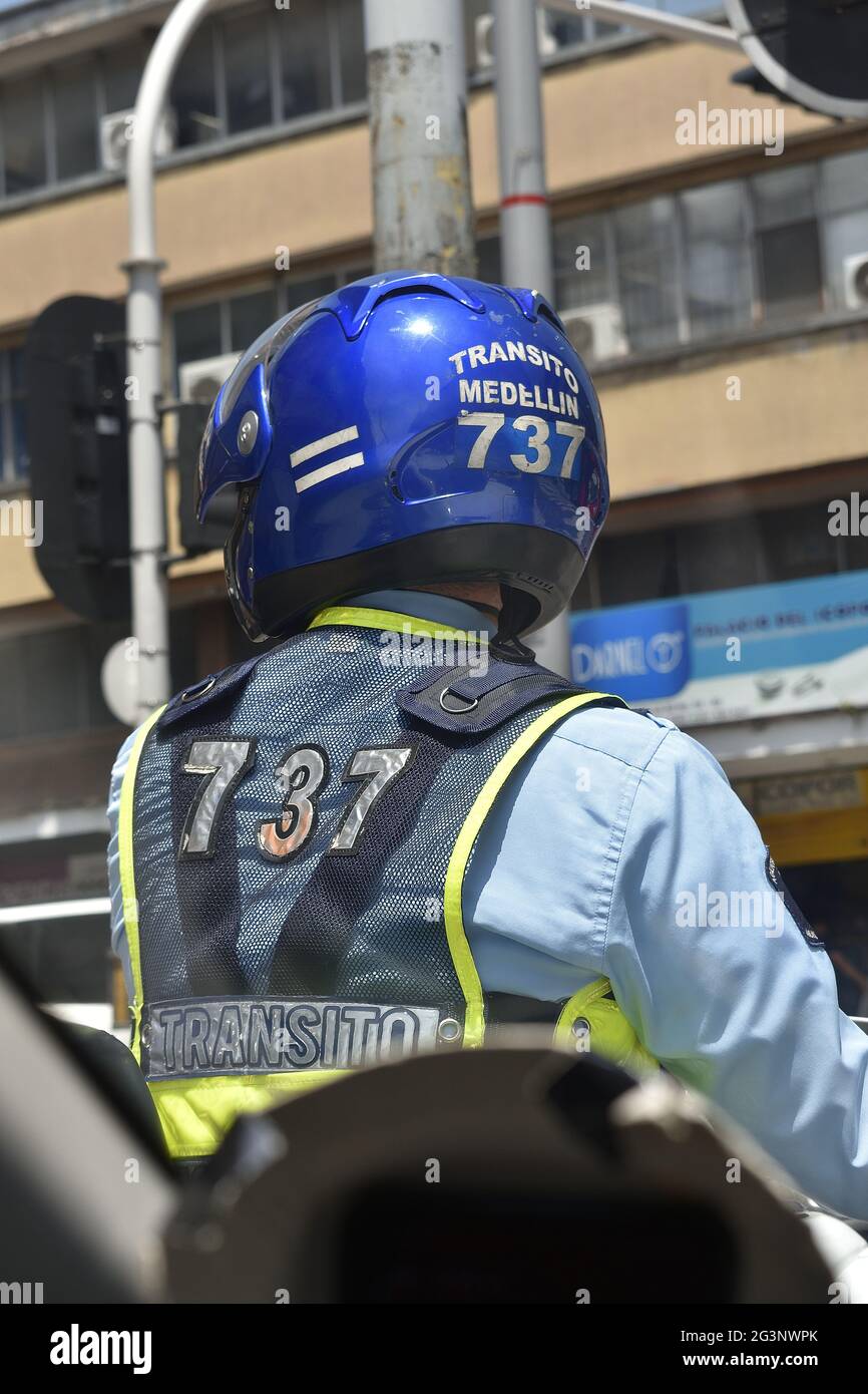 MEDELLIN, COLOMBIE - 12 juin 2021 : vue arrière d'un agent de trafic de medellin qui garde la montre Banque D'Images