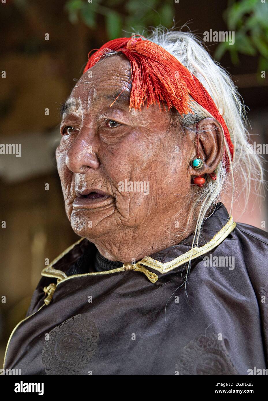 (210617) -- LHASSA, 17 juin 2021 (Xinhua) -- Sonam pose pour un portrait au village de Xaga, canton d'EMA, comté de Namling, ville de Xigaze, région autonome du Tibet du sud-ouest de la Chine, 18 avril 2021. Sonam, 86 ans, résidant du village de Xaga, a commencé à travailler dur lorsqu'il avait 13 ans dans un manoir local, où, outre la garde des enfants du propriétaire du manoir, il a dû grader les animaux pendant la journée et les garder nourris pendant la nuit. Il lui-même, cependant, n'avait pas suffisamment de nourriture et de vêtements, et a été forcé de dormir avec les animaux au niveau de la bergerie. « J'avais été maltraité verbalement et physiquement si souvent Banque D'Images