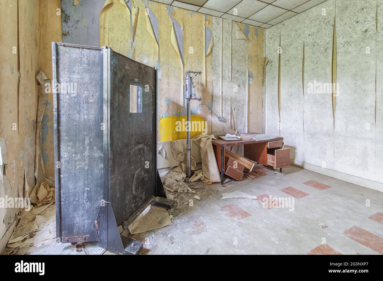 Un écran et un porte-gouttes médical ont été laissés éparpillés dans une ancienne salle de traitement. MIDLANDS, IRLANDE : ENTREZ DANS l'un des plus TROUBLANTES d'Irlande abandonnés Banque D'Images