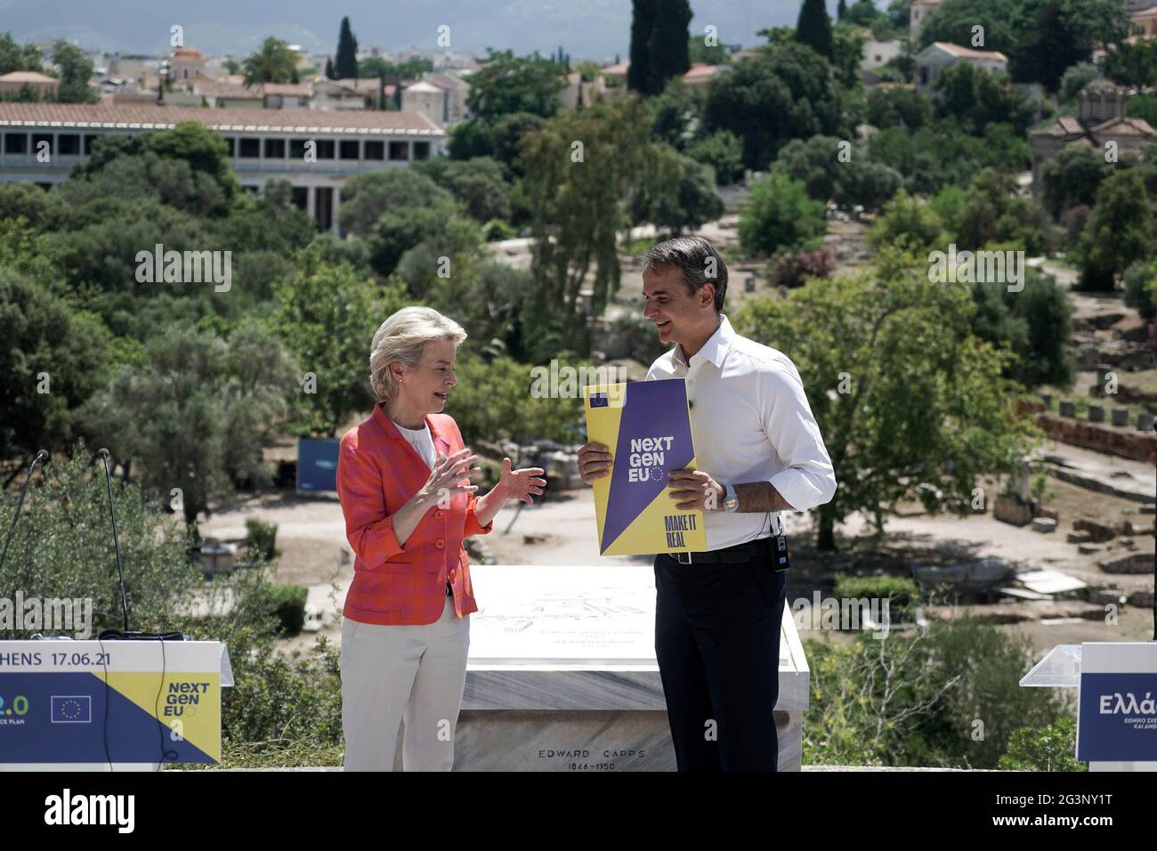 (210617) -- ATHÈNES, le 17 juin 2021 (Xinhua) -- le Premier ministre grec Kyriakos Mitsotakis (R) et le Président de la Commission européenne Ursula von der Leyen assistent à l'événement de présentation du Plan de redressement et de résilience baptisé « Grèce 2.0 » à Athènes, Grèce, le 17 juin 2021. Le plan de reprise économique de la Grèce a été approuvé par l'Union européenne (UE), selon une annonce officielle de jeudi. La Grèce recevra 30.5 milliards d'euros (36.4 milliards de dollars américains) de 2021 à 2026 (17.8 milliards d'euros en subventions et 12.7 milliards d'euros en prêts), selon le plan de redressement et de résilience Banque D'Images