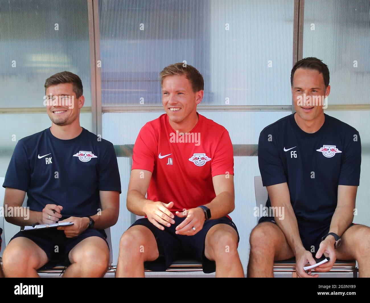 Entraîneur-chef Julian Nagelsmann (milieu) avec personnel de coaching (tous RB Leipzig) Banque D'Images