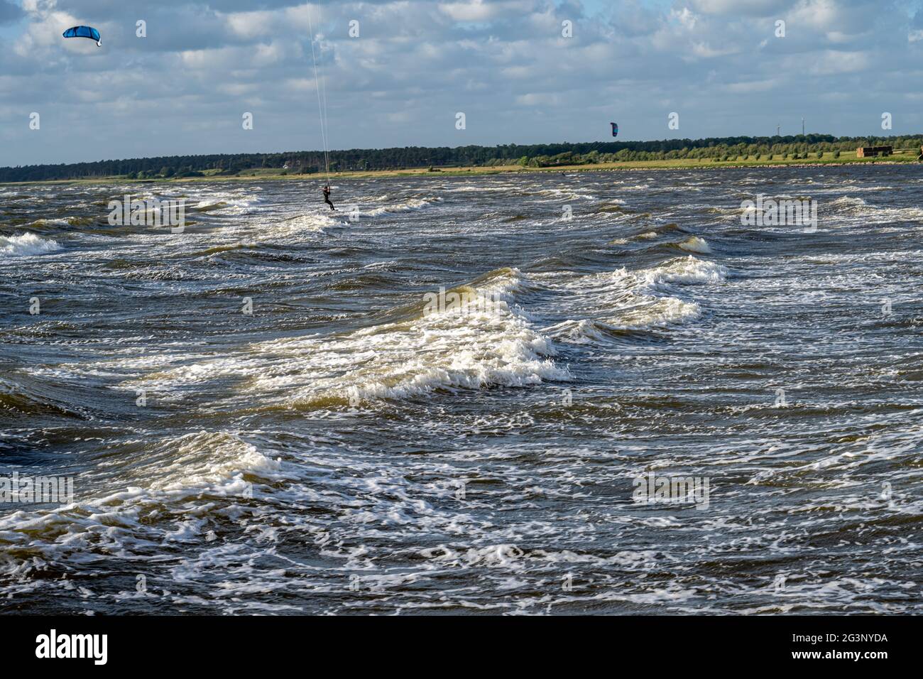 Une baie d'océan peu profonde une journée d'été venteuse. Ciel bleu et océan. Photo de Malmö, sud de la Suède Banque D'Images