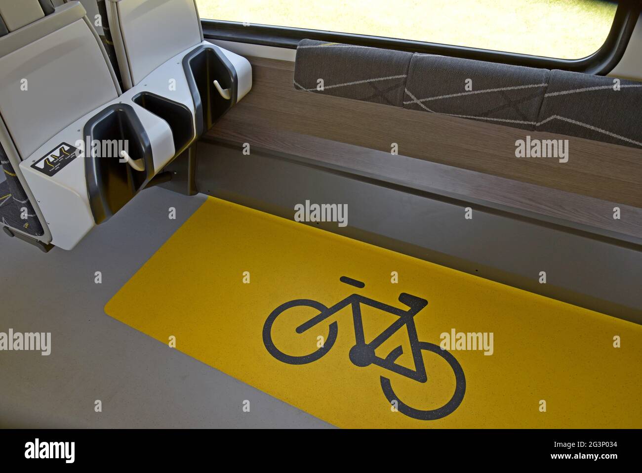 Zone de stockage à vélo sur le nouveau train de métro EMU Stadler de classe 777 de Merseyrail avec unité de puissance de batterie en démonstration à Rail Live, le 16 juin 2021 Banque D'Images