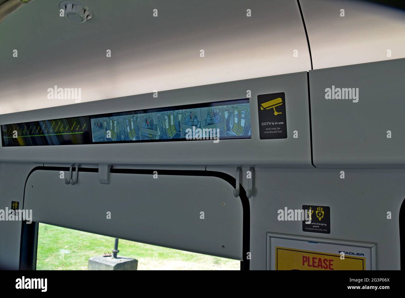 Unité d'affichage CCTV sur le nouveau train de métro EMU Stadler de classe 777 de Merseyrail avec unité d'alimentation par batterie en démonstration à Rail Live, le 16 juin 2021 Banque D'Images
