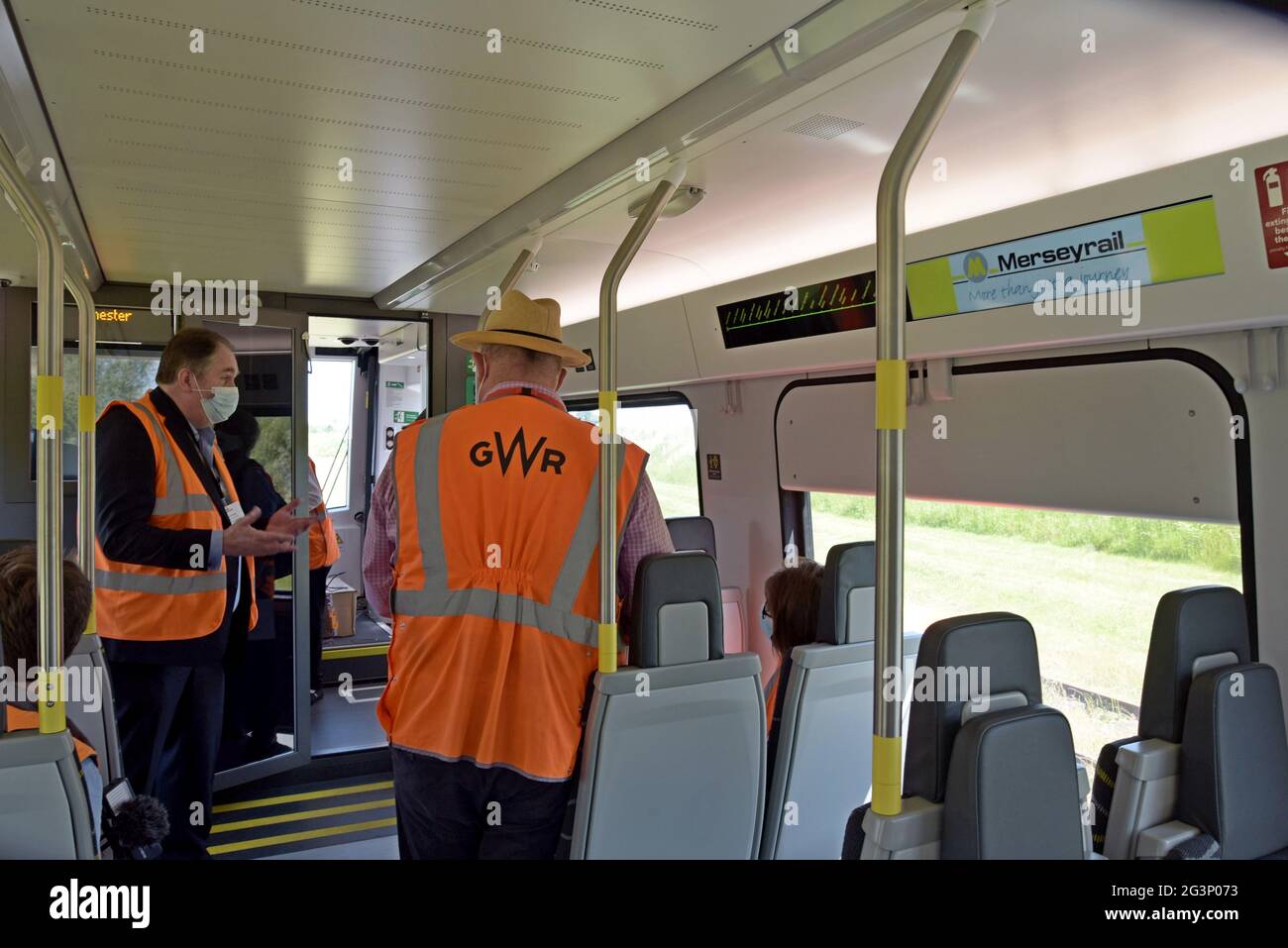 David Powell, de Merseyrail, montre au personnel de l'industrie ferroviaire le nouveau train de métro Stadler de classe 777 Merseyrail, présenté à Rail Live, le 16 juin 2021 Banque D'Images