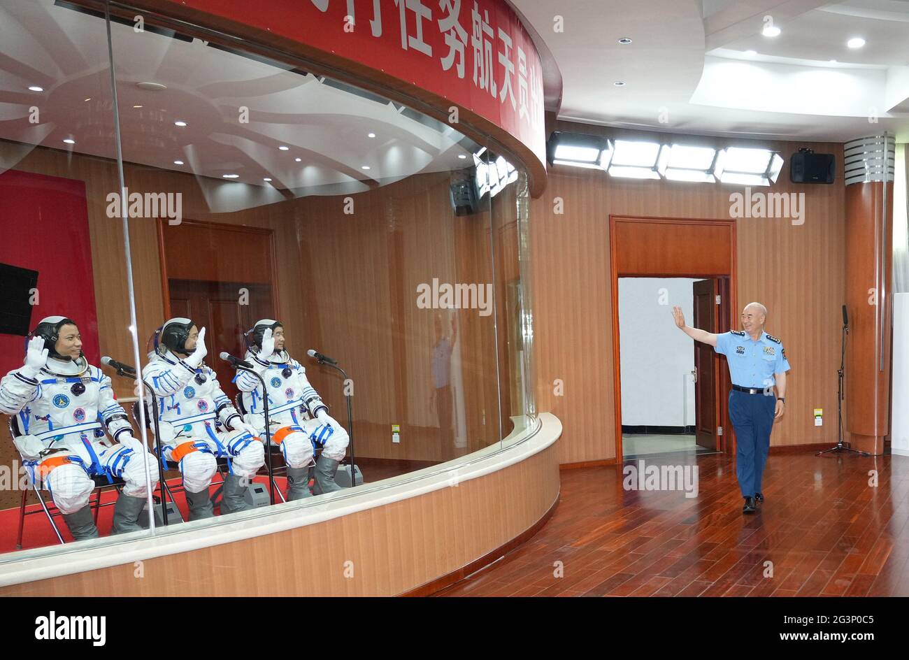 (210617) -- JIUQUAN, 17 juin 2021 (Xinhua) -- Xu Qiliang, membre du Bureau politique du Comité central du Parti communiste de Chine (CPC) et vice-président de la Commission militaire centrale (CMC), rencontre les astronautes Nie Haisheng, Liu Bining et Tang Hongbo de la mission Shenzhen-12 avant le lancement au Centre de lancement de satellite de Jiuquan, dans le nord-ouest de la Chine, le 17 juin 2021. Le vaisseau spatial de la grande puissance de Shenzhen-12, lancé à partir du centre de lancement de satellite de Jiuquan dans le nord-ouest de la Chine à 9 h 22 (heure de Pékin), a été ancré avec succès avec le module central de la station spatiale Tianhe à 3 h 54, Banque D'Images