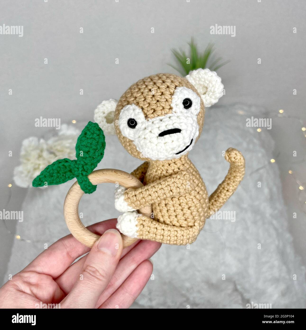 Jouet animal en crochet fait à la main - jouet en peluche Amigurumi -  anneau en bois de singe en crochet pour bébés Photo Stock - Alamy