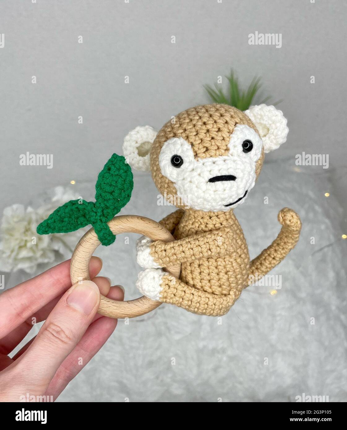 Jouet animal en crochet fait à la main - jouet en peluche Amigurumi -  anneau en bois de singe en crochet pour bébés Photo Stock - Alamy