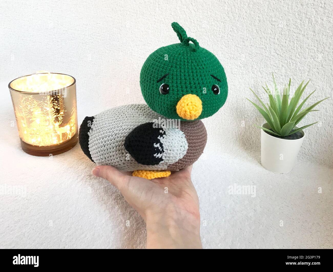 Jouet animal en crochet fait à la main - jouet en peluche Amigurumi - canard  colvert Photo Stock - Alamy