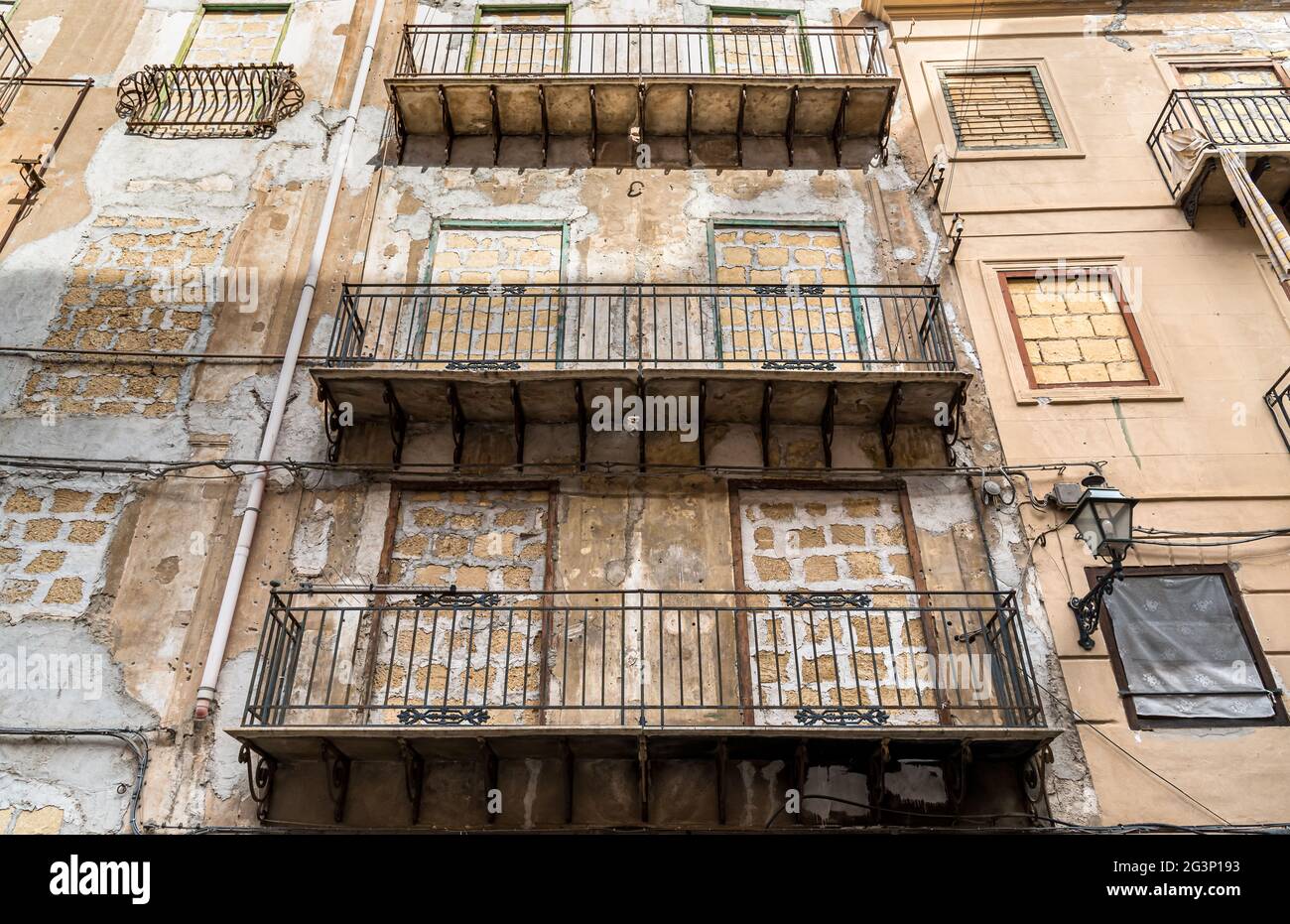 Le mur en ruines avec des balcons d'une ancienne maison dans la vieille ville de Palerme, Sicile Banque D'Images