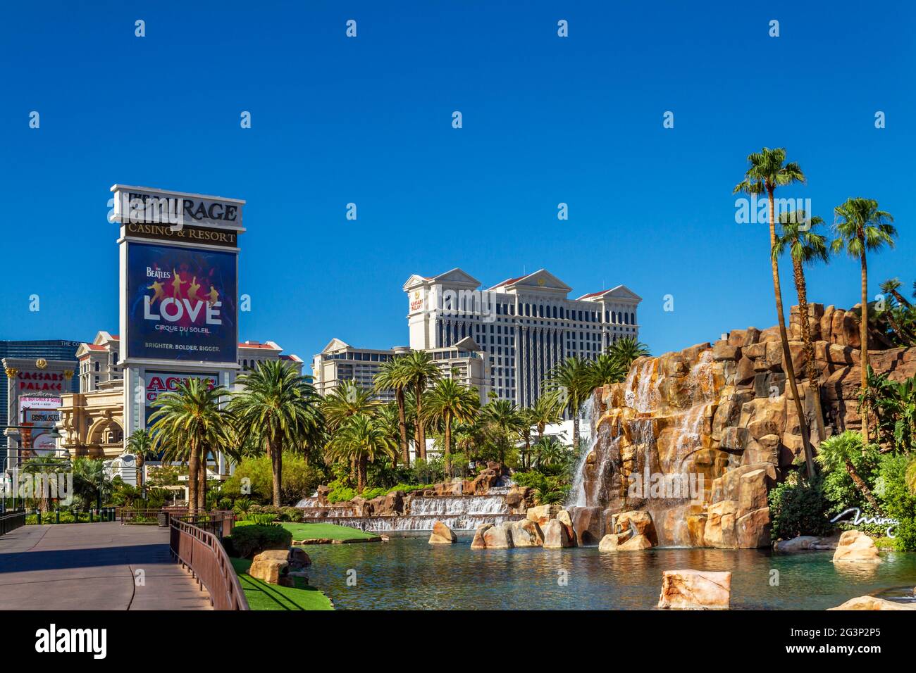 Las Vegas, NV, Etats-Unis – 8 juin 2021 : vue sur la cascade du Mirage avec  Caesars Palace en arrière-plan sur le Strip de Las Vegas à Las Vegas, Neva  Photo Stock - Alamy