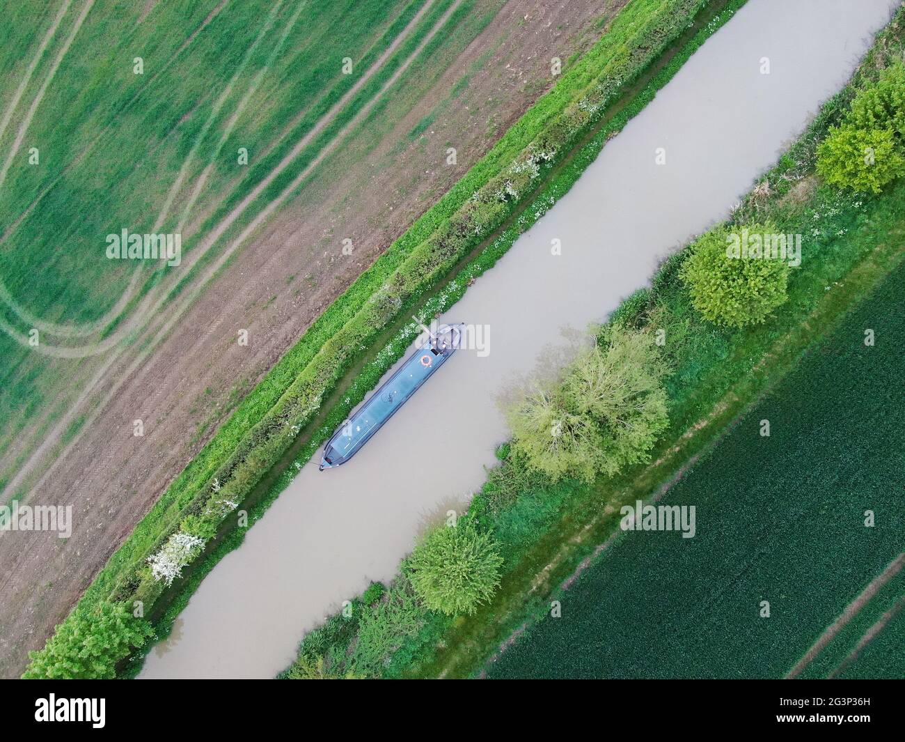 vue aérienne d'un seul bateau à rames amarré dans un cadre rural Banque D'Images