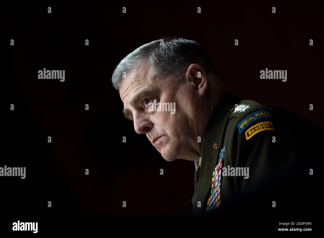 Washington, États-Unis. 17 juin 2021. ÉTATS-UNIS - juin 17 : le président du général Mark Milley, chef d'état-major interarmées, témoigne devant le Comité des crédits du Sénat de son audition sur « UN examen de la demande de budget du ministère de la Défense pour l'exercice 2022 » à Washington, le jeudi 17 juin 2021. (Photo de Caroline Brehman/Pool/Sipa USA) Credit: SIPA USA/Alay Live News Banque D'Images