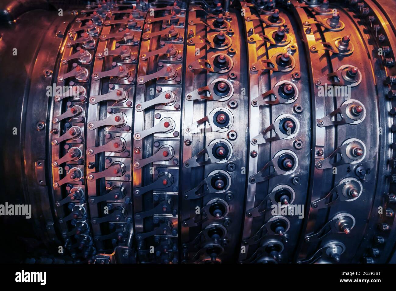 Parties du moteur à turbine à gaz opérationnel d'un avion à réaction. Industrie lourde et industrie. Banque D'Images