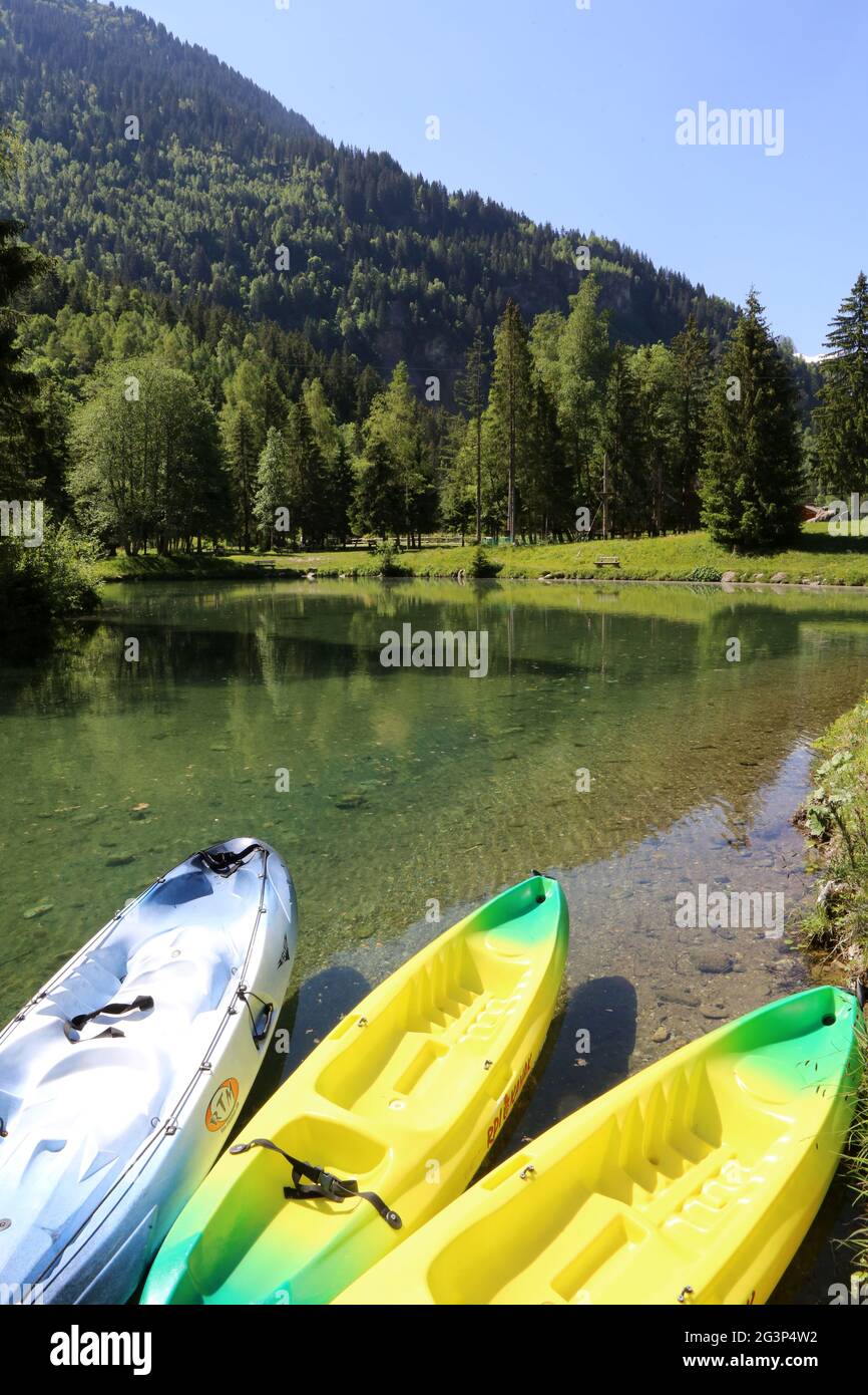 Canoës kayak sur le lac du Pontet. Base de loisirs. Les Contamines-Montjoie.  Haute-Savoie. Auvergne-Rhône-Alpes. France Photo Stock - Alamy