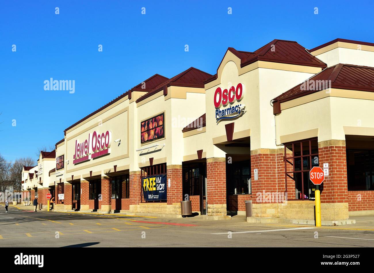 Carol Stream, Illinois, États-Unis. Un aliment de base américain, le Strip Mall. Cet exemple existe dans la banlieue de Chicago. Banque D'Images