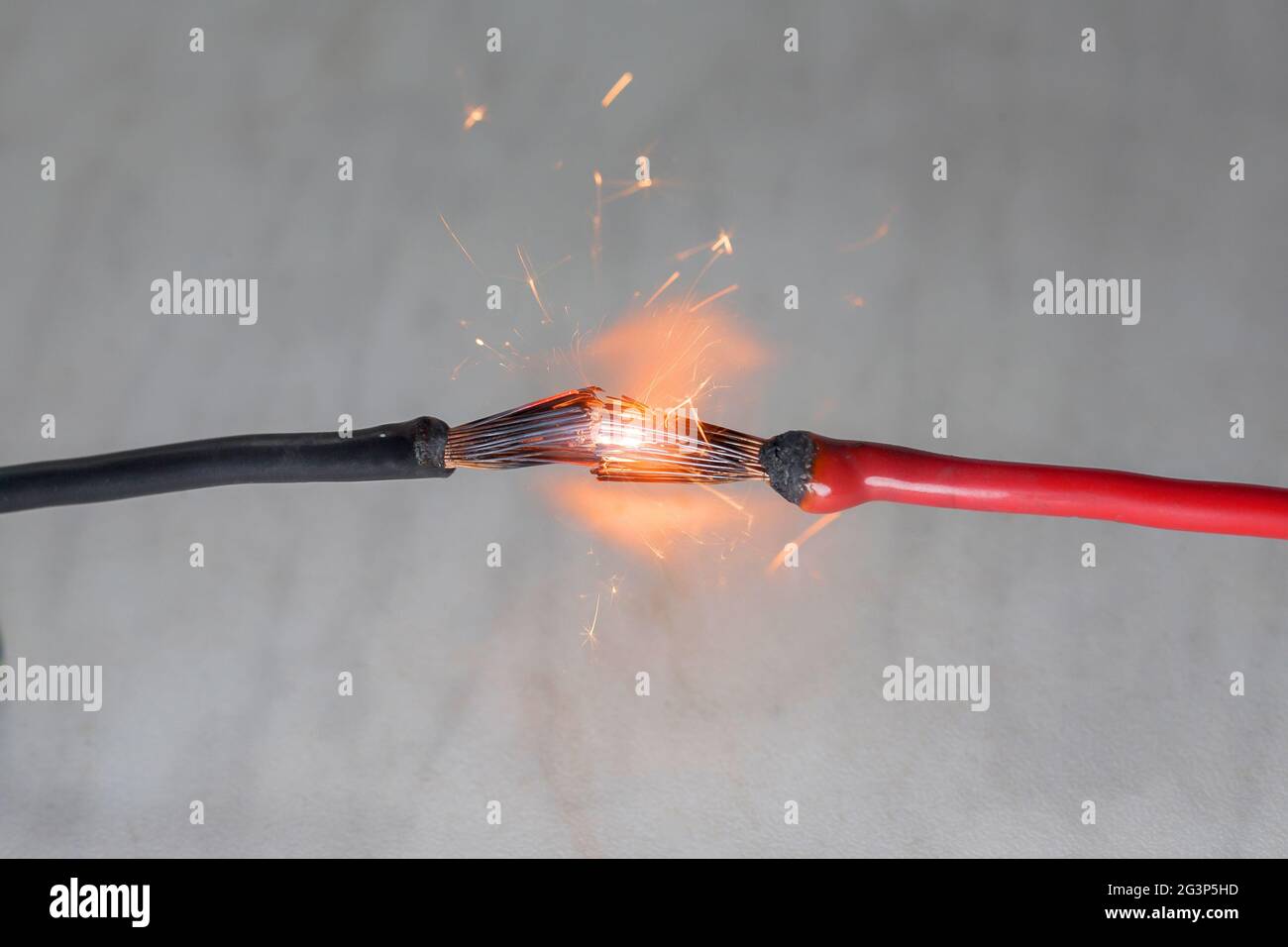 Le court-circuit des fils électriques provoque l'étincelle de fils en  fusion, le feu provenant du câblage électrique Photo Stock - Alamy