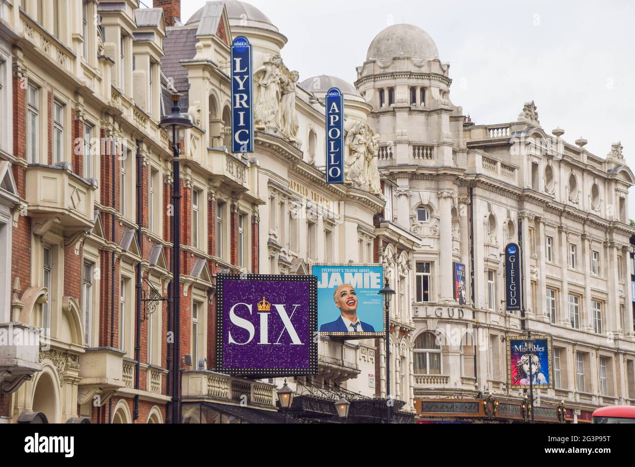 Théâtres sur Shaftesbury Avenue dans West End, vue de jour. Londres, Royaume-Uni 6 juin 2021. Banque D'Images