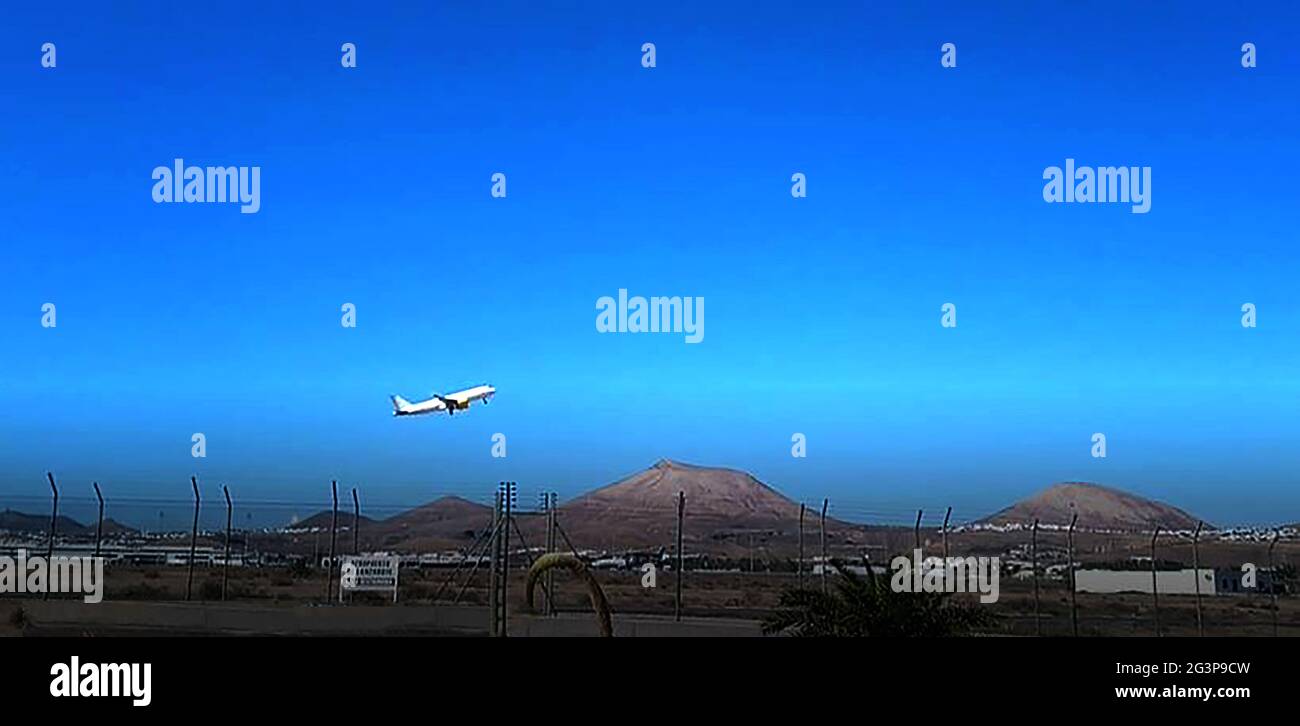 Avion décollage de l'aéroport de Lanzarote (César Manrique-Lanzarote ), îles Canaries en 2020. Nommé d'après un artiste, sculpteur, architecte et activiste local, l'aéroport est également connu sous le nom d'aéroport Arrecife. Banque D'Images