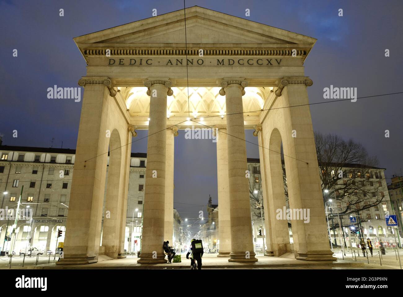 Livraison de nourriture pour les motards à la porte d'entrée de la ville historique Porta Ticinese, la nuit à Milan. Italie Banque D'Images