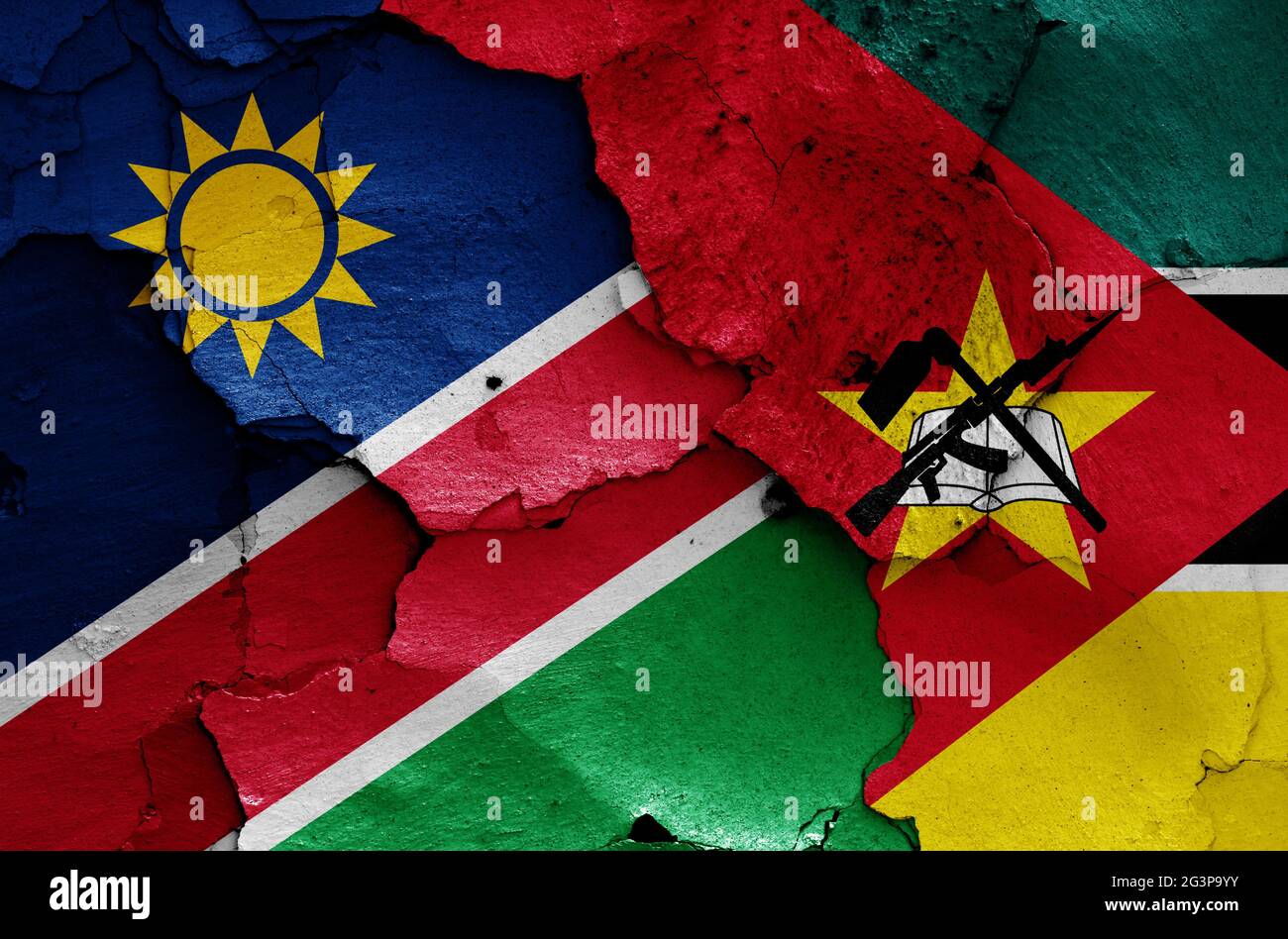 Drapeaux de la Namibie et du Mozambique peints sur un mur fissuré Banque D'Images