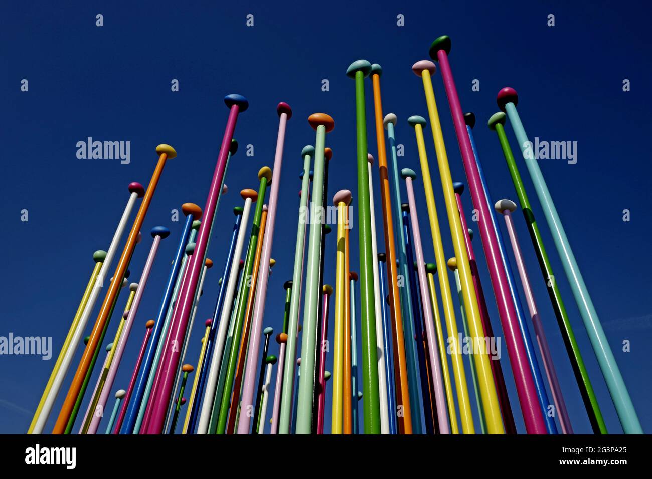 Sculpture d'art Coloris, de l'artiste Pascale Marthine Tayou, à la vie urbaine, nouveau quartier résidentiel, À Milan. Italie. Banque D'Images