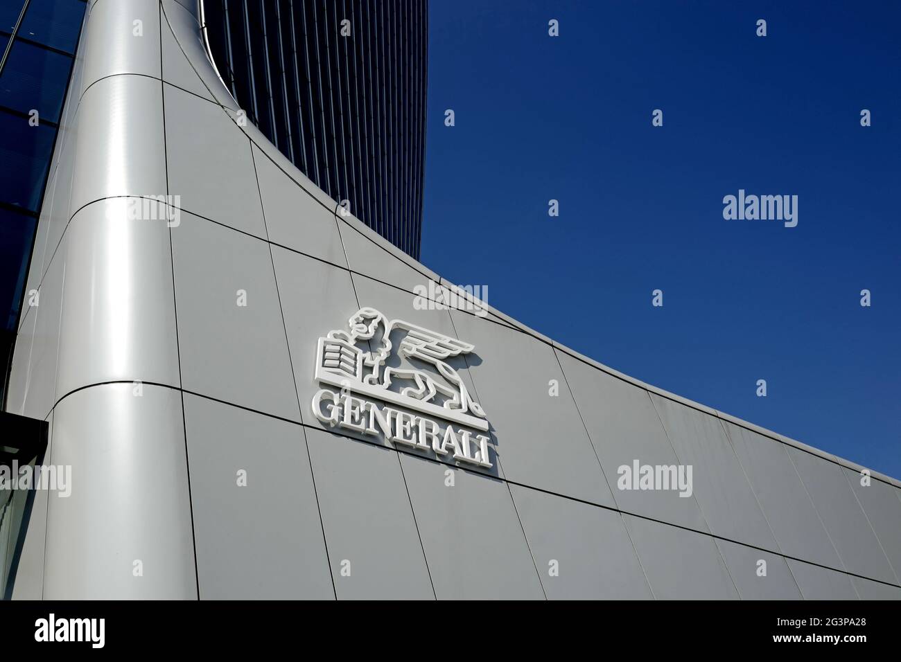 Entrée moderne en gratte-ciel avec logo de Generali Insurance Company, à Milan. Banque D'Images