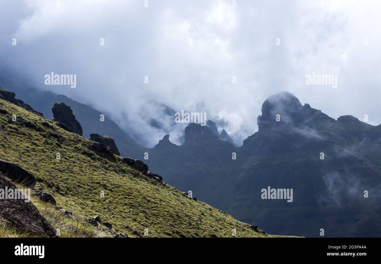 Sommets des montagnes du Drakensberg, Afrique du Sud, à l'ombre du brouillard levant Banque D'Images