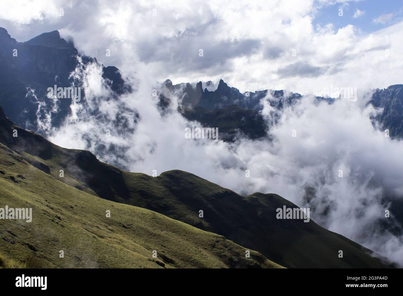 Les sommets déchiquetés des montagnes du Drakensberg, en Afrique du Sud, dans l'ombre et entourés de nuages Banque D'Images