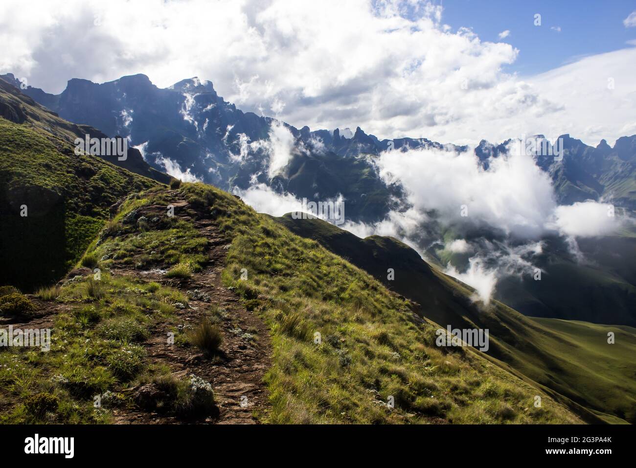 Des nuages qui jettent dans l'ombre les montagnes du Drakensberg en Afrique du Sud Banque D'Images