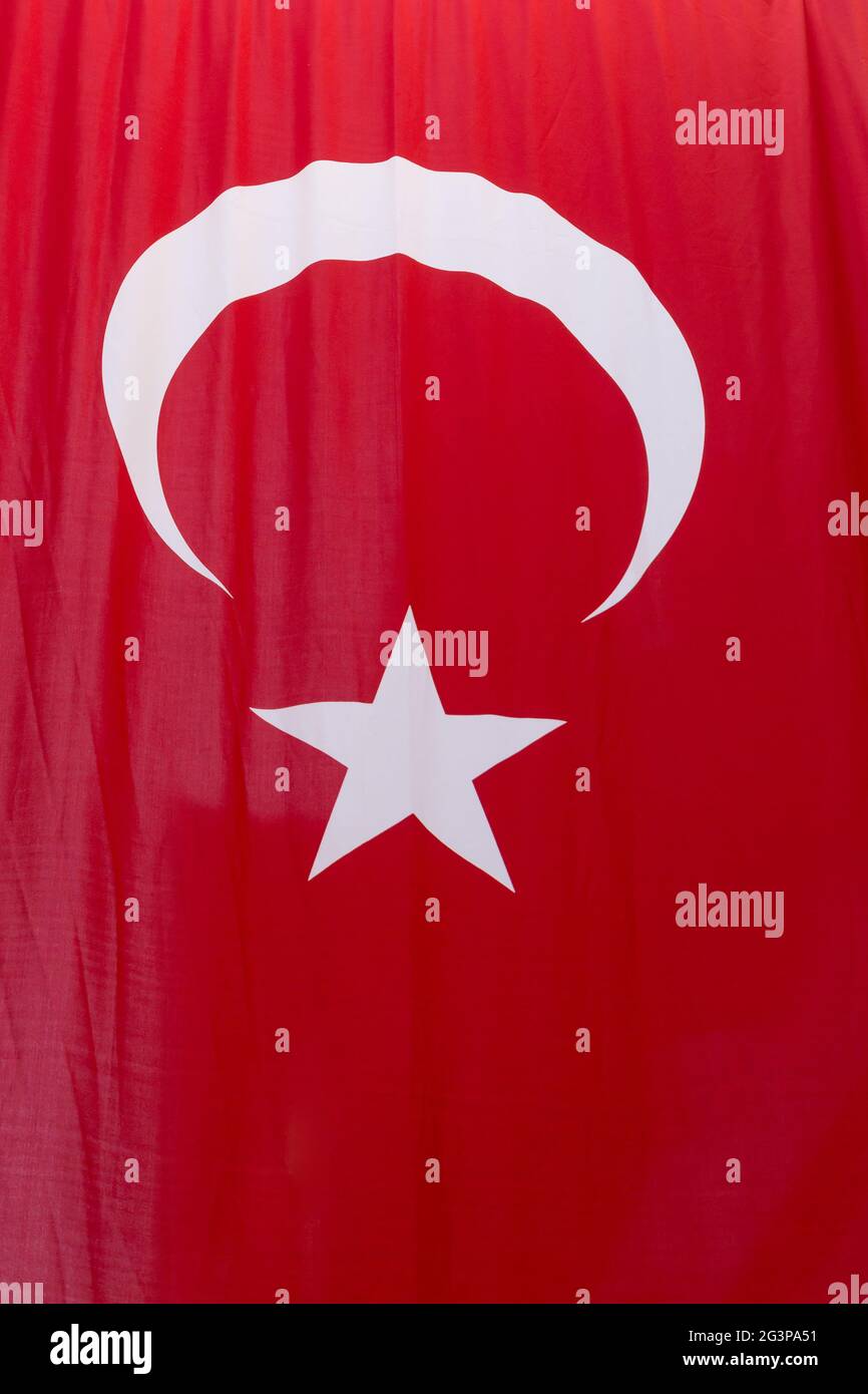 Gros plan croissant et étoile sur le drapeau turc suspendu Banque D'Images