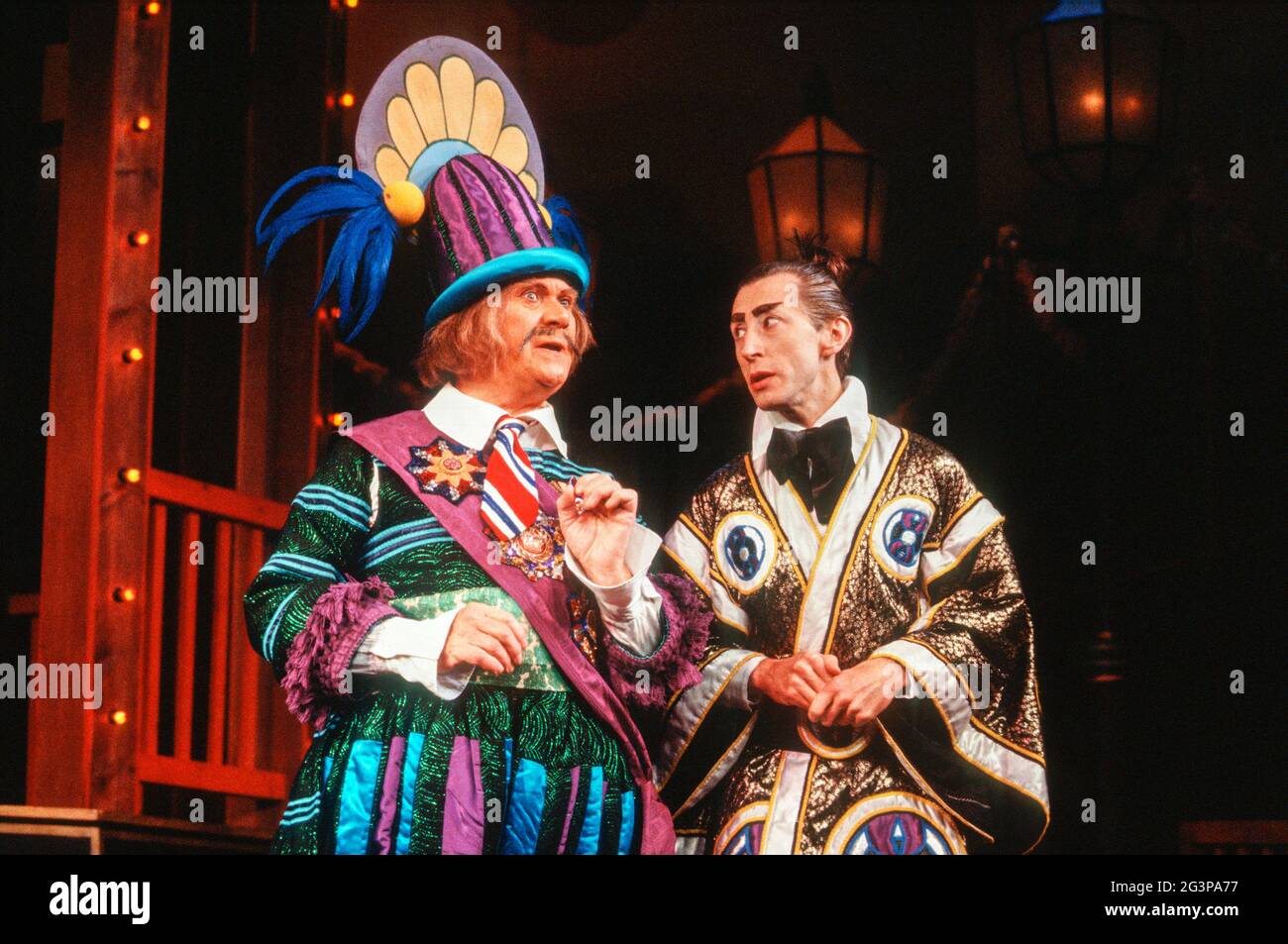 l-r: John Hewer (Pooh-Bah), Murray Melvin (Ko-Ko) dans LE MIKADO par Gilbert & Sullivan au Cambridge Theatre, Londres WC2 28/09/1982 a Plymouth Theatre Royal production set design: Sean Cavanagh costumes: Hugh Durrant éclairage: Dee Ashworth chorégraphie: Michele Hardy réalisateur: Chris Hayes Banque D'Images