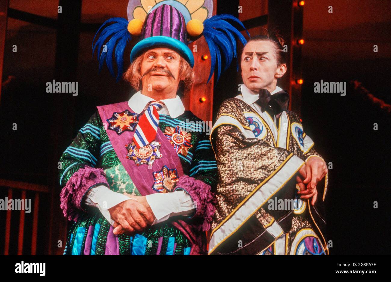 l-r: John Hewer (Pooh-Bah), Murray Melvin (Ko-Ko) dans LE MIKADO par Gilbert & Sullivan au Cambridge Theatre, Londres WC2 28/09/1982 a Plymouth Theatre Royal production set design: Sean Cavanagh costumes: Hugh Durrant éclairage: Dee Ashworth chorégraphie: Michele Hardy réalisateur: Chris Hayes Banque D'Images