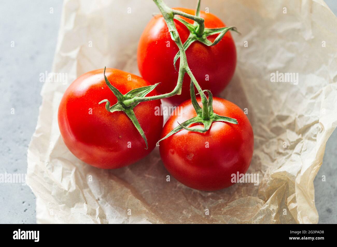 Tomates Roma riches en rouge, fraîches et brillantes Banque D'Images