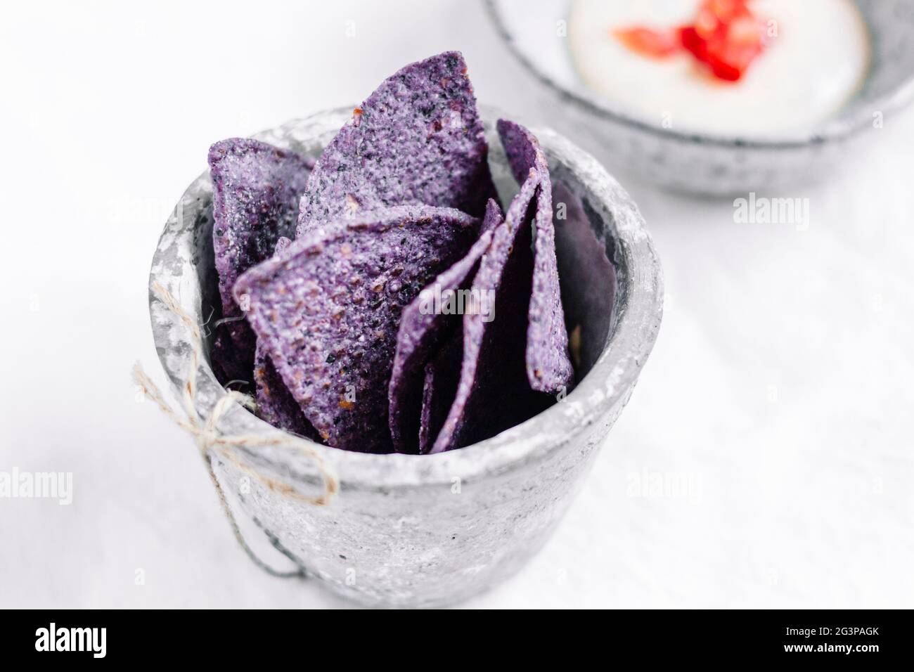 Authentique Violet Chips avec sauce Chili – FOOPPIX - SALLE POUR LE TEXTE, COPYSPACE Banque D'Images
