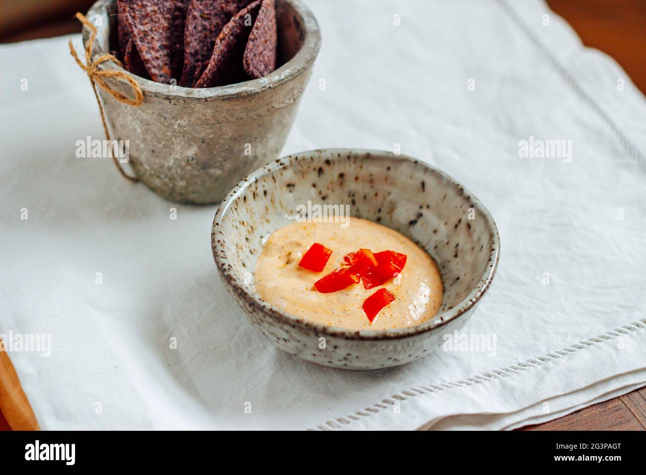 Authentique Violet Chips avec sauce Chili – FOOPPIX - SALLE POUR LE TEXTE, COPYSPACE Banque D'Images