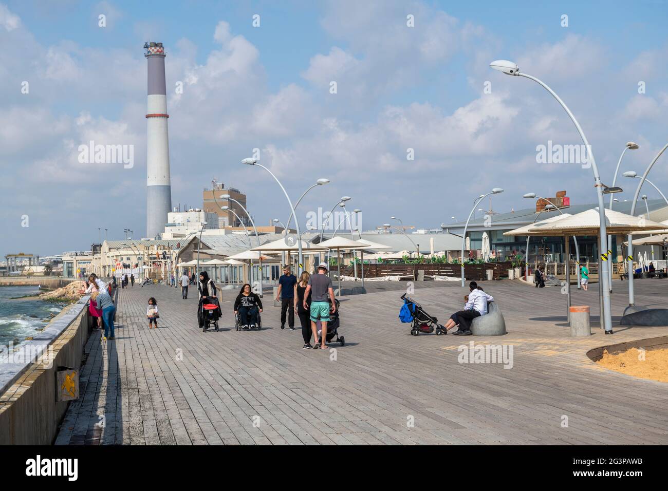 Les familles et les touristes apprécient le Namal tel Aviv - quartier commercial et de divertissement dans le port de tel Aviv. Israël Banque D'Images