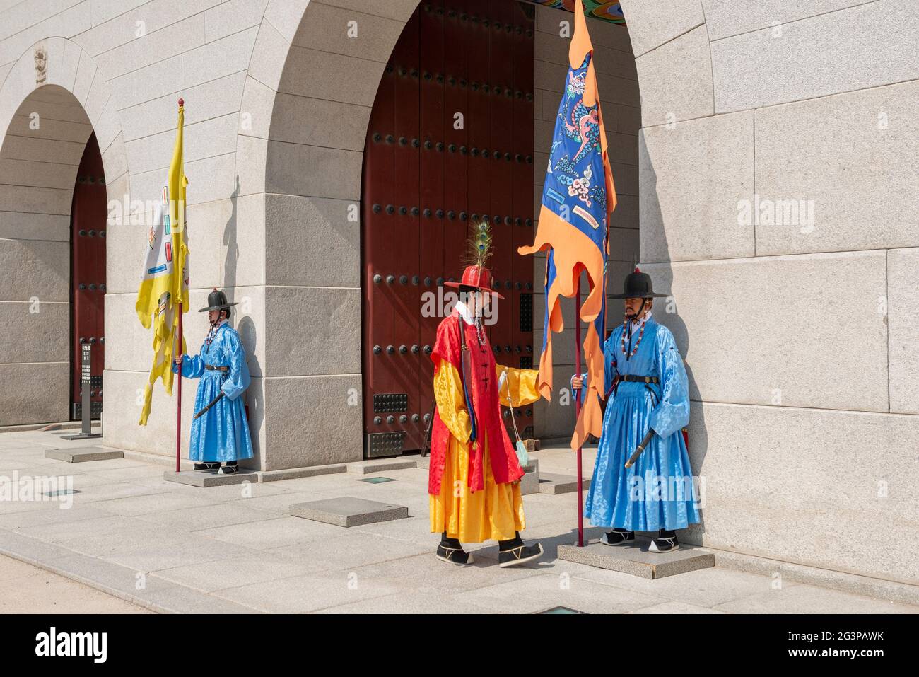 Une garde royale en face de l'Gyeongbokgung Palace à Séoul - Corée du Sud Banque D'Images