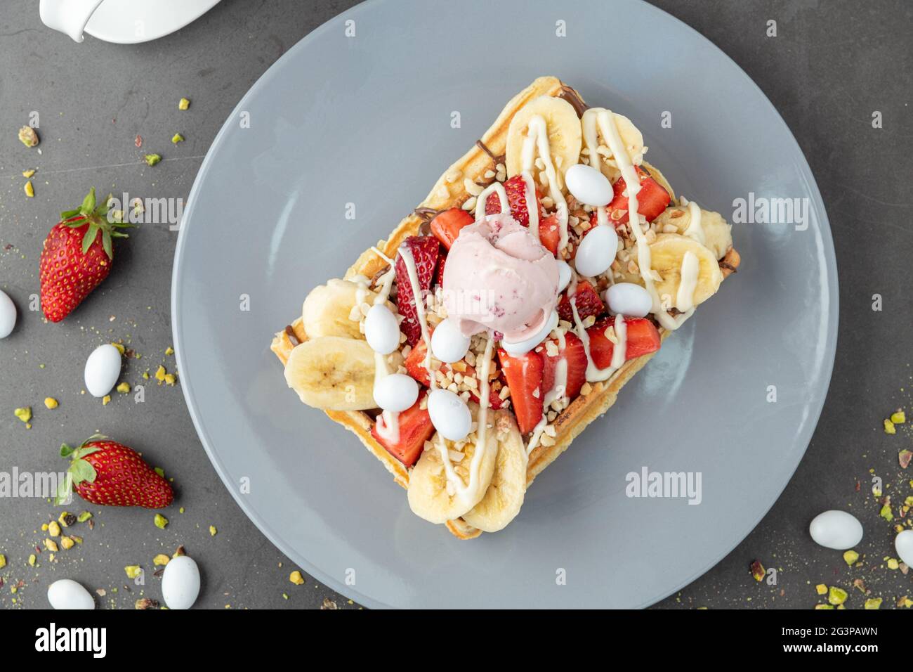 gaufres belges avec fraise et banane et une tasse de café Banque D'Images