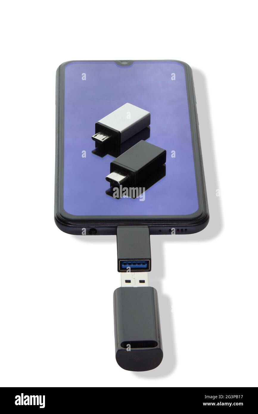 Isolé sur un téléphone blanc ou un smartphone avec transfert de données USB  OTG connecté à une clé USB Photo Stock - Alamy
