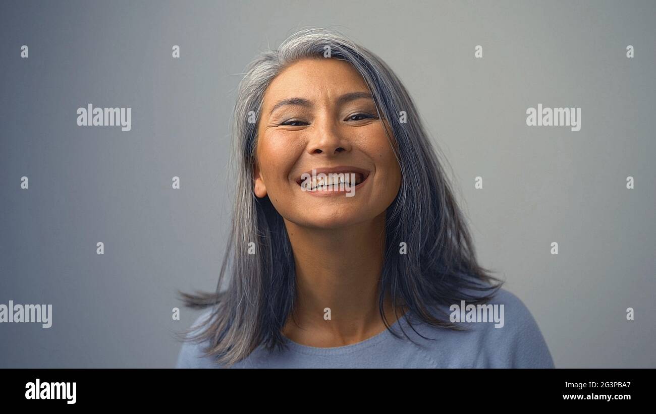 Belle femme asiatique avec UN large sourire Banque D'Images