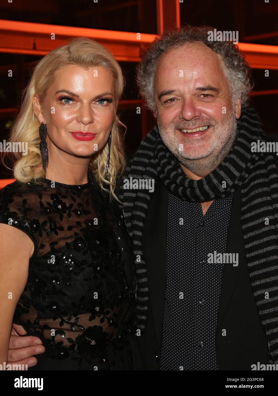 Rédacteur en chef du tabloïd MDR Brisant Annette MuGrauer avec le directeur du divertissement MDR Peter Dreckmann Banque D'Images
