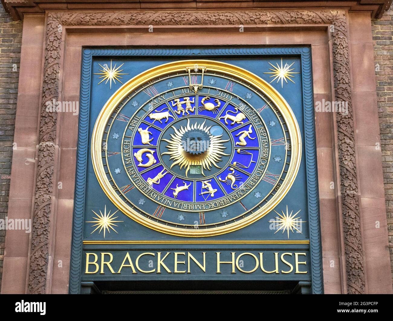 LONDRES ANGLETERRE BRACKEN MAISON ASTROLOGIQUE HORLOGE SOLEIL AVEC FACE DE CHURCHILL ET DES SIGNES DU ZODIAQUE LE BÂTIMENT DU TEMPS FINANCIER Banque D'Images