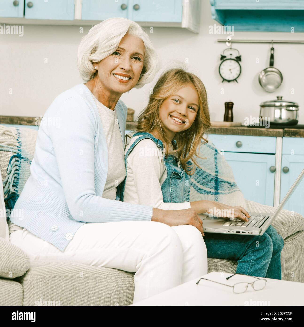 Grand-mère heureuse d'aider sa petite-fille avec un ordinateur portable Banque D'Images