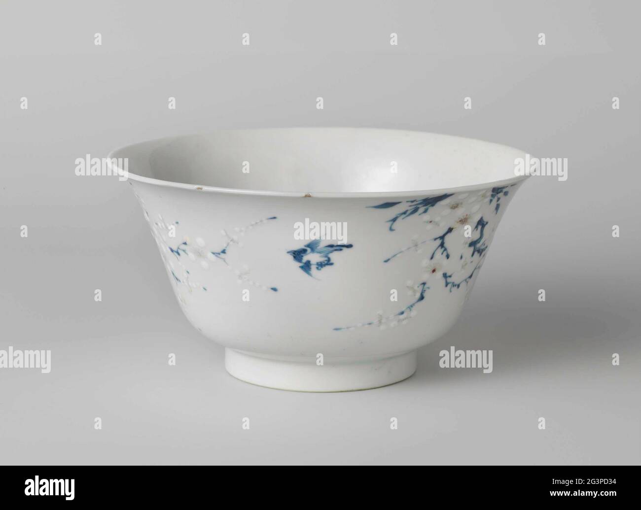 Bol avec des sprays et des oiseaux de prunus. Fourni avec un mur d'épandage en porcelaine, peint en boue rouge et blanche sous-verglaçante. Sur le mur, prunus s'emballe entre lesquels des oiseaux volants; UN rocher sur le fond. Sur le dessous, le joint marque « Zhi » est marqué d'un double cercle. Une puce dans le bord. Bleu moyen avec rouge cuivre. Banque D'Images