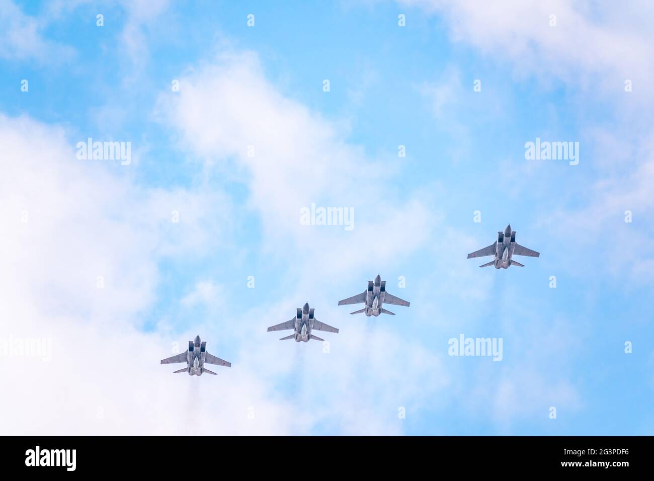 Moscou, Russie - 05 mai 2021 : quatre MIG-31K, Foxliard, Avec KH-47M2 Kinézal missle survolant la place Rouge lors de la préparation du défilé de mai 9. Banque D'Images