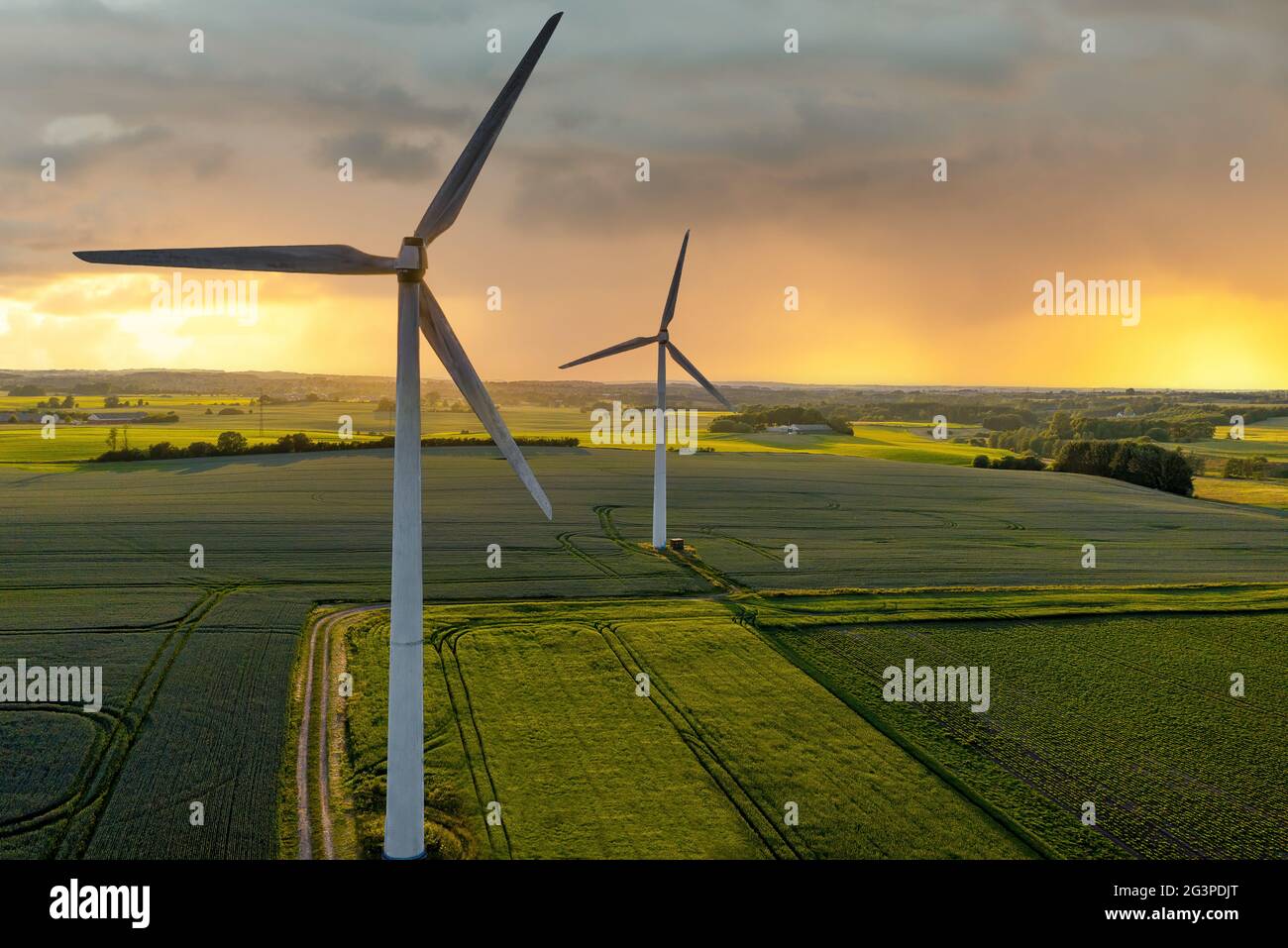 Éoliennes dans un champ agricole au Danemark Banque D'Images