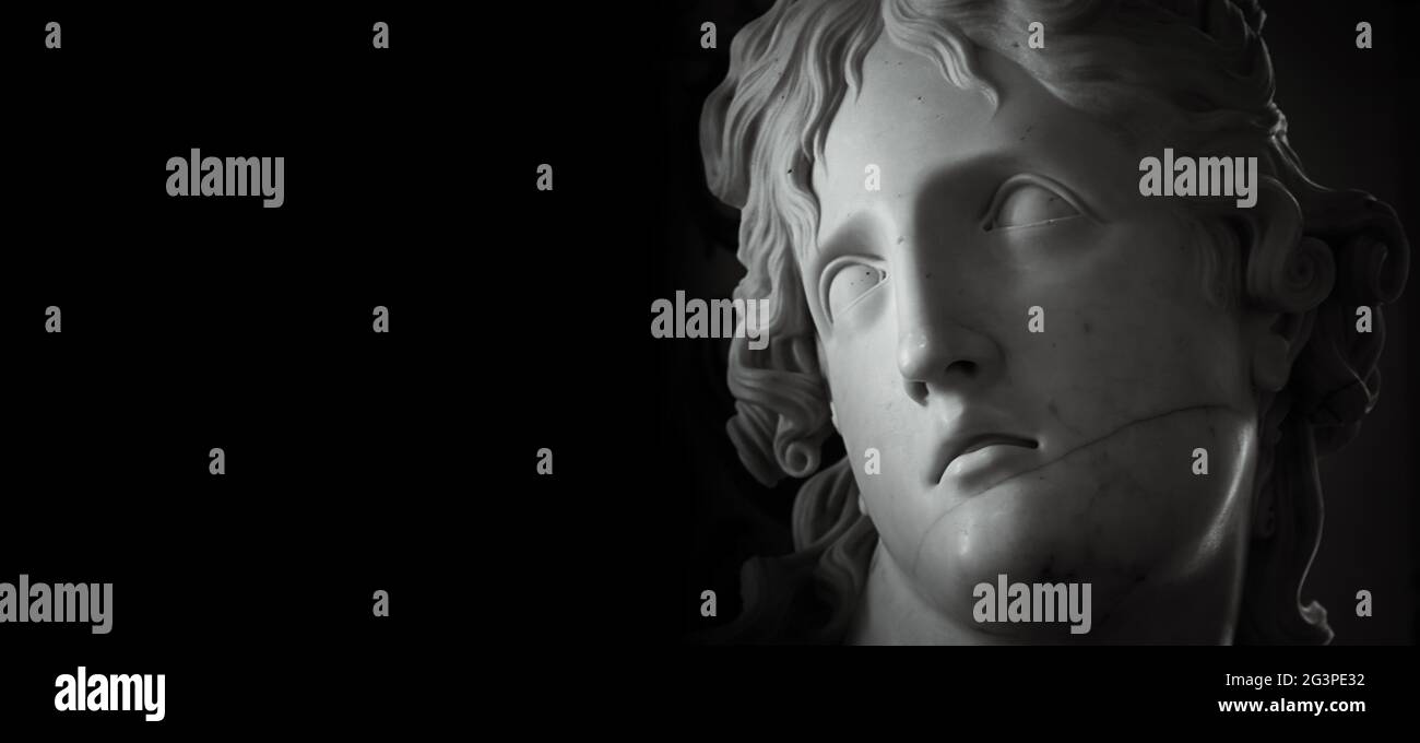 Buste en plâtre blanc sculpture portrait sur un fond sombre avec copyspace, vue de la tête. Détails de la tête et des épaules de la pierre an Banque D'Images
