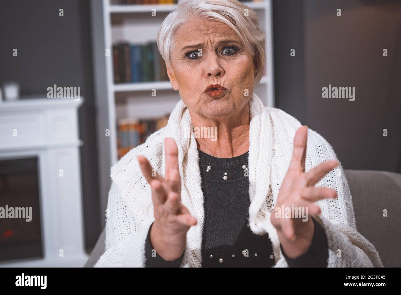 La femme sénior afftive grimace avec colère de façon impressionnante Banque D'Images